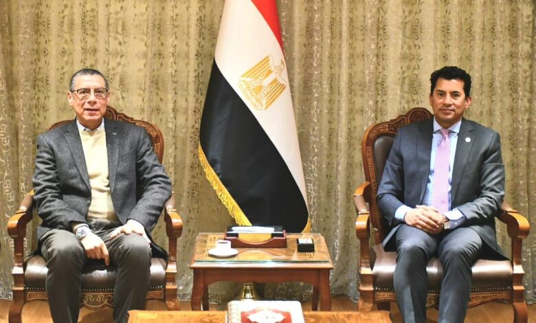 وزير الرياضة يبحث مع رئيس اتحاد الكرة الطائرة خطة تطوير اللعبة واستعدادات أولمبياد 2028