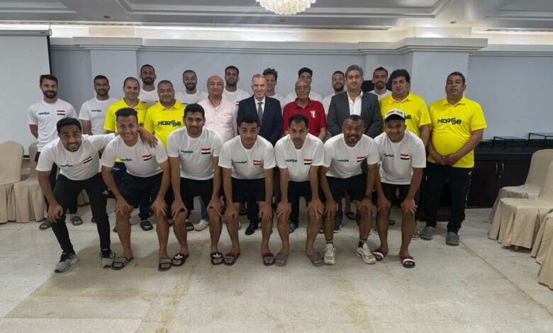 السفير المصري في عُمان يدعم المنتخب الوطني للهوكي قبل مواجهته الحاسمة أمام بولندا