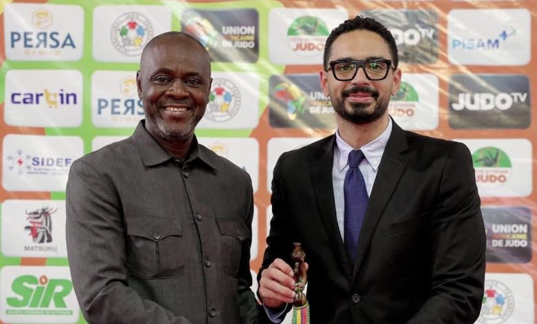 ئيس الاتحاد الإيفواري للجودو يكرم محمد مطيع بعد تتويج مصر ببطولة إفريقيا