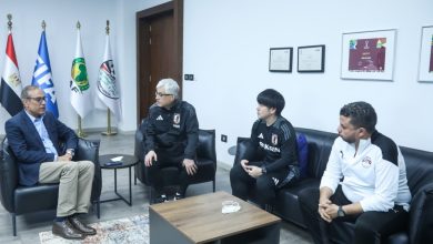 مصطفى عزام يستقبل رئيس بعثة منتخب اليابان ويتبادلان الدروع