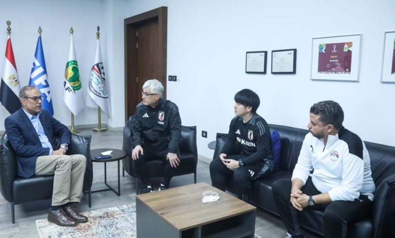 مصطفى عزام يستقبل رئيس بعثة منتخب اليابان ويتبادلان الدروع