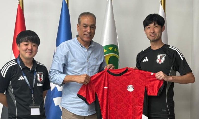 مصطفى عزام يستقبل بعثة منتخب اليابان للناشئين