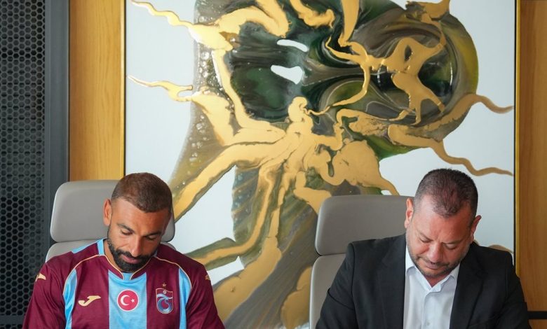لحظة توقيع محمد صلاح لطرابزون التركي